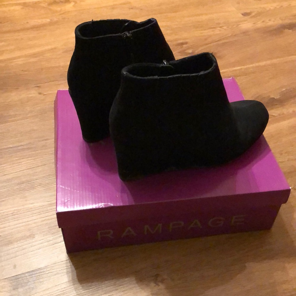 Woman’s Zip up Wedge Boots